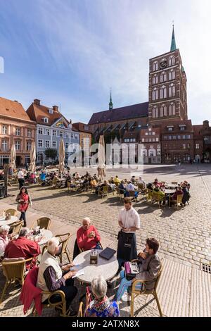 Restaurant Goldener Loewe vor der Nikolaikirche, St. Nikolai, Alter Markt, Altstadt, Stralsund, Ostseeküste, Mecklenburg-Vorpommern Stockfoto