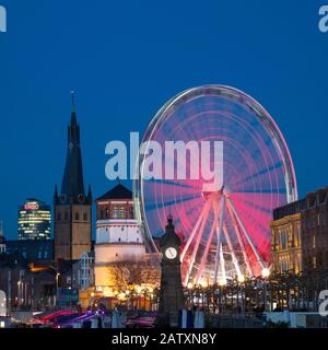 Burgplatz mit St. Lambertus Kirche, Burgturm und Riesenrad, Nachtschuss, Düsseldorf, Nordrhein-Westfalen, Deutschland Stockfoto