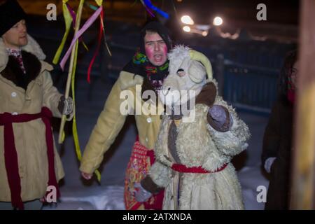 Weißrussland, die Stadt Gomil, 13. Januar 2019. Ritus eines großzügigen Abends. Kalyada-Zeremonie. Slavisches Volksfest am Vorabend des alten Neujahrs.Menschen Stockfoto