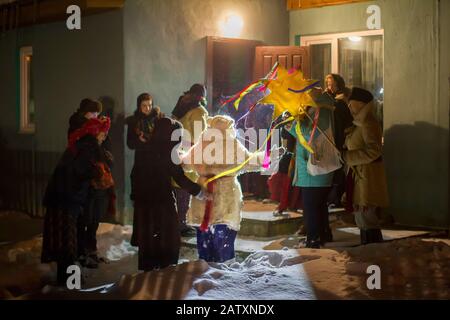 Weißrussland, die Stadt Gomil, 13. Januar 2019. Ritus eines großzügigen Abends. Kalyada-Zeremonie. Slavisches Volksfest am Vorabend des alten Neujahrs.Menschen Stockfoto