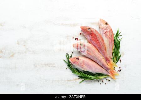 Frischer roter Maultierfisch mit Zitrone, Salz und Rosmarin. Draufsicht. Freier Speicherplatz. Stockfoto