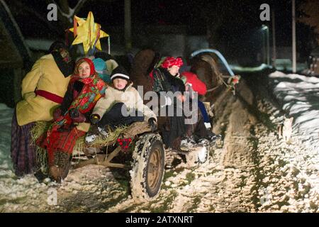 Weißrussland, die Stadt Gomil, 13. Januar 2019. Ritus eines großzügigen Abends. Kalyada-Zeremonie. Slavisches Volksfest am Vorabend des alten Neujahrs.Menschen Stockfoto