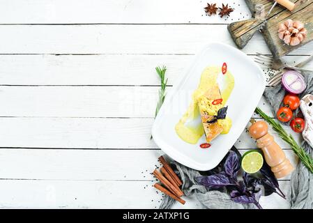 Gebackener Lachs mit Spinat im Teig. In der Platte. Draufsicht. Freier Speicherplatz für Ihren Text. Stockfoto