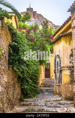 Malerische schmale Straße mit alten Häusern im Stadtteil Plaka, Athen, Griechenland. Plaka ist eine der wichtigsten Touristenattraktionen Athens. Vintage traditionell al Stockfoto