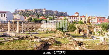 Bibliothek von Hadrian mit Blick auf Akropolis, Athen, Griechenland. Es ist eines der wichtigsten Wahrzeichen Athens. Panoramablick auf das Zentrum Athens mit der Antike Stockfoto