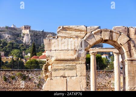 Überreste der Bibliothek Hadrians mit Blick auf Akropolis, Athen, Griechenland. Es ist eines der wichtigsten Wahrzeichen Athens. Antike griechische Ruinen in Athen Cent Stockfoto