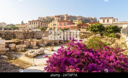 Panoramaaussicht auf die Bibliothek von Hadrian, Athen, Griechenland. Es ist eines der wichtigsten Wahrzeichen Athens. Schöne Landschaft Athens mit altem G Stockfoto