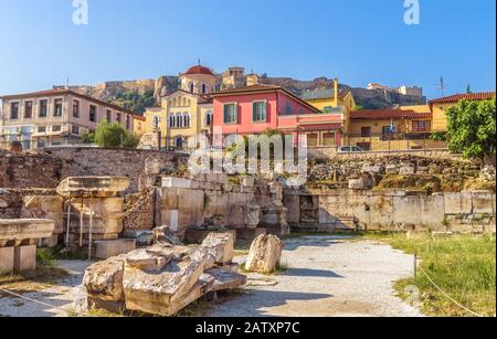 Hadriansbibliothek mit Blick auf die Akropolis und schöne Häuser im alten Stadtteil Plaka, Athen, Griechenland. Es ist ein berühmtes Wahrzeichen Athens. Panoramabilder Stockfoto