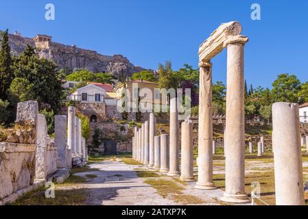 Roman Agora mit Blick auf die Akropolis von Athen, Griechenland. Es ist ein altes Wahrzeichen Athens. Blick auf Die Antiken griechischen Ruinen im Zentrum von Athen in der Nähe von Pla Stockfoto