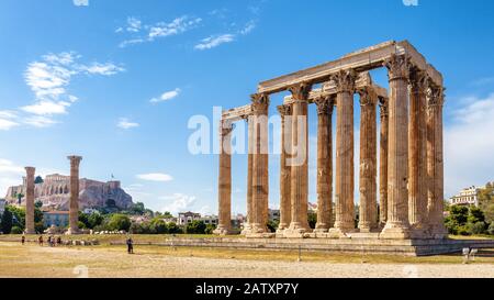 Panorama des Tempels des olympischen Zeus, Athen, Griechenland. Es ist ein großartiges Wahrzeichen Athens. Riesige Antike griechische Ruinen mit Blick auf die Akropolis von Athen. Peopl Stockfoto