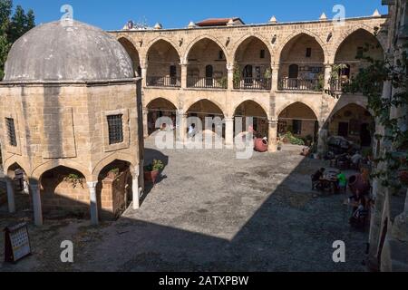 Der Innenhof und das zentrale "Mesjid", Büyük Han, die berühmte Karavanserai auf Asmaalti Sokak, Nord-Nikosia, Nordzypern, heute ein Kunst- und Handwerkzentrum Stockfoto