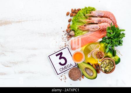 Lebensmittel, die Omega 3 enthalten. Gesunde Lebensmittel mit Vitamin: Avocados, Fisch, Garnelen, Brokkoli, Flachs, Nüsse, Eier, Petersilie. Draufsicht. Freier Speicherplatz für Ihren Text. Auf a Stockfoto
