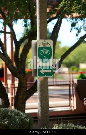 Schild "Mountain Vista Fahrrad Route 1" auf dem Arizona Canal Trail in Scottsdale AZ Stockfoto