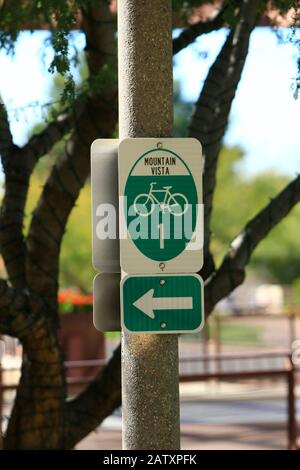 Schild "Mountain Vista Fahrrad Route 1" auf dem Arizona Canal Trail in Scottsdale AZ Stockfoto