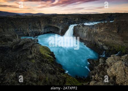 Aldeyjarfoss Wasserfall bei Sonnenuntergang in Nord-Ost-Island Stockfoto