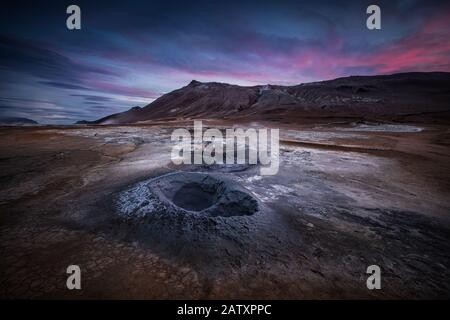 Hverir Geothermal Spot für seine sprudelnden Pools aus Schlamm und dampfenden Fumarolen, die schwefelhaltige Gase bei Sonnenuntergang in Island aussendet, bekannt Stockfoto