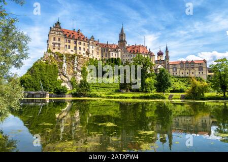 Schloss Sigmaringen steigt über die Donau, Deutschland. Diese schöne Burg ist ein Wahrzeichen von Baden-Württemberg. Blick auf das schwäbische Schloss auf einer Klippe Stockfoto