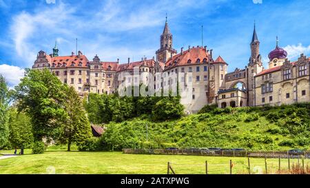 Schloss Sigmaringen im Sommer, Deutschland. Dieses berühmte Gotische Schloss ist ein Wahrzeichen von Baden-Württemberg. Panorama der alten deutschen Burg auf einem Hügel. SCENIC V Stockfoto