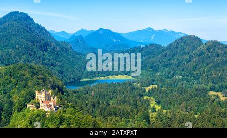 Landschaft mit Schloss Hohenschwangau, Bayern, Deutschland. Schöner Blick auf den Schwansee in den Bergen. Landschaft der Alpennatur im Sommer. Antenne Stockfoto