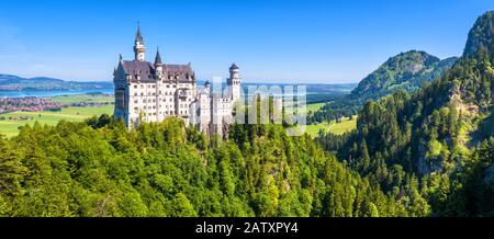 Schloss Neuschwanstein in München, Bayern, Deutschland. Dieses Märchenschloss ist ein berühmtes Wahrzeichen Deutschlands. Landschaft mit Bergen und Neusch Stockfoto