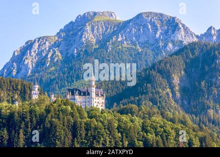 Landschaft mit Schloss Neuschwanstein, Bayern, Deutschland. Es ist das Wahrzeichen der deutschen Alpen. Panorama-Panorama auf die Berge in Neuschwanstein. Vi Stockfoto