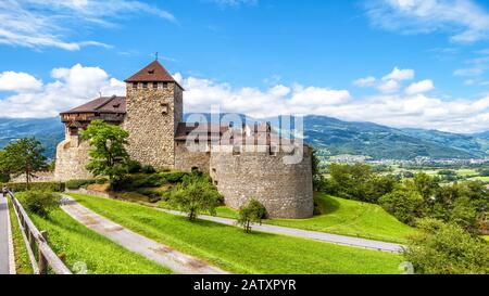 Schloss Vaduz in Liechtenstein. Diese Königliche Burg ist ein Wahrzeichen von Liechtenstein und der Schweiz. Landschaftlich schöner Blick auf die alte mittelalterliche Burg in den Bergen der Alpen Stockfoto