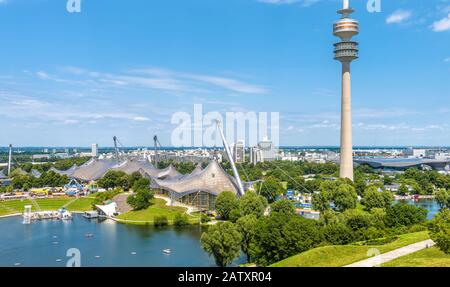 Münchner Olympiapark im Sommer, Deutschland. Es ist der Olympiapark, das Wahrzeichen Münchens. Blick auf den ehemaligen Sportbereich von oben. Stadtbild von München Wi Stockfoto