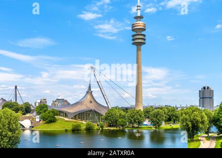 Münchner Olympiapark im Sommer, Deutschland. Es ist der Olympiapark, das Wahrzeichen Münchens. Malerische Aussicht auf das ehemalige Sportviertel. Szenerie von München mit Turm Stockfoto