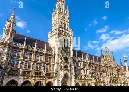 Rathaus oder Rathaus am Marienplatz, München, Bayern, Deutschland. Es ist ein berühmtes Wahrzeichen der Stadt. Schöner gotischer Bau im alten München. Luxusfassade Stockfoto