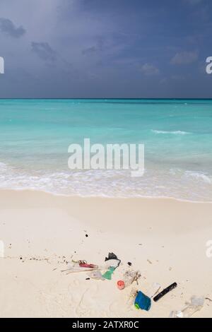 Kunststoffverschmutzung; Kunststoffabfälle wurden an einem Strand auf den Malediven, im Indischen Ozean, in Asien gespült Stockfoto