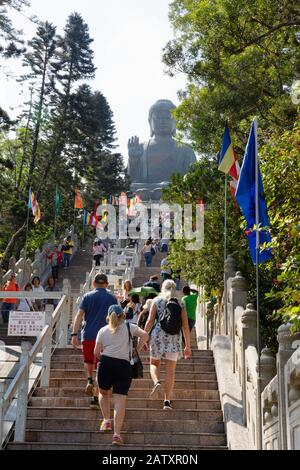 Lantau buddha, - Besucher, die 261 Stufen zum Tian Tan Buddha klettern, dem größten im Freien sitzenden buddha der Welt; Lantau Island Hong Kong Asia Stockfoto