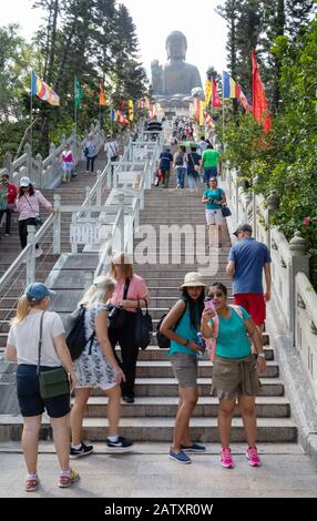 Touristen aus Hongkong machen ein selfie-foto unter dem Tian Tan Buddha, dem weltgrößten buddha im Freien, der Insel Lantau Hong Kong Asia Stockfoto