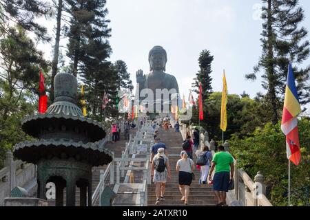 Lantau buddha, - Besucher, die 261 Stufen zum Tian Tan Buddha klettern, dem größten im Freien sitzenden buddha der Welt; Lantau Island Hong Kong Asia Stockfoto