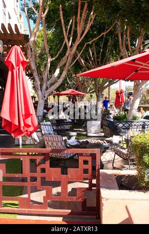 Leute, die Mittagessen im Olive & Ivy Restaurant am Wasser in Scottsdale, AZ genießen Stockfoto