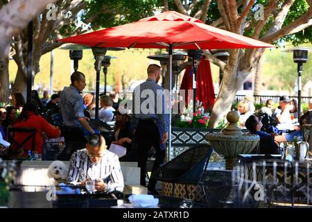 Leute, die Mittagessen im Olive & Ivy Restaurant am Wasser in Scottsdale, AZ genießen Stockfoto