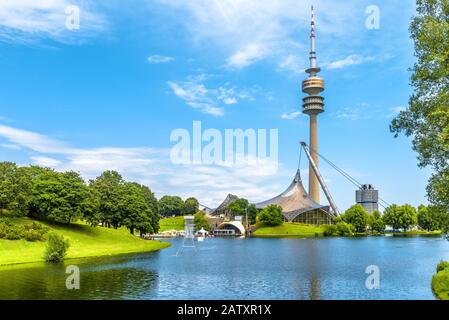 Münchner Olympiapark im Sommer, Deutschland. Es ist der Olympiapark, das Wahrzeichen Münchens. Malerische Aussicht auf das ehemalige Sportviertel. Szenerie von München mit Turm Stockfoto