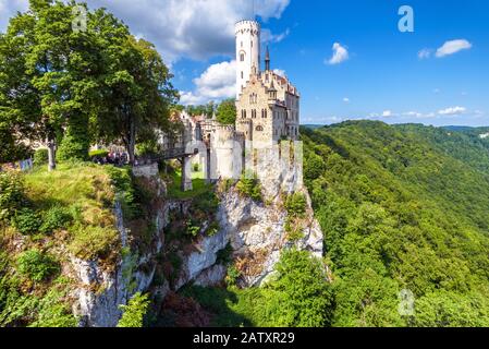 Schloss Lichtenstein im Sommer, Baden-Württemberg, Deutschland. Diese schöne Burg ist ein Wahrzeichen Deutschlands. Malerische Aussicht auf die magische Burg Lichtenstein auf Stockfoto