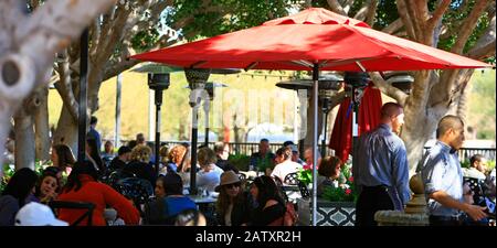 Leute, die Mittagessen im Olive & Ivy Restaurant am Wasser in Scottsdale, AZ genießen Stockfoto