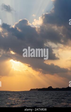 Tropischer Sonnenuntergang - Dramatischer Sonnenuntergang über dem Indischen Ozean auf den Maldive-Inseln, den Malediven, Asien Stockfoto