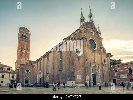 Venedig, Italien - 17. Mai 2017: Die Basilika Santa Maria Gloriosa dei Frari. Diese alte berühmte Kirche wurde im 14. Jahrhundert erbaut und ist ein Touristenattraktion Stockfoto