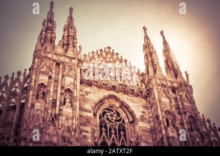 Der berühmte Mailänder Dom (Duomo di Milano) an einem sonnigen Tag in Mailand, Italien. Der Mailänder Dom ist die größte Kirche Italiens und die fünftgrößte im w Stockfoto