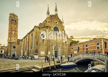 Venedig, Italien - 17. Mai 2017: Die Basilika Santa Maria Gloriosa dei Frari. Diese alte berühmte Kirche wurde im 14. Jahrhundert erbaut und ist ein Touristenattraktion Stockfoto