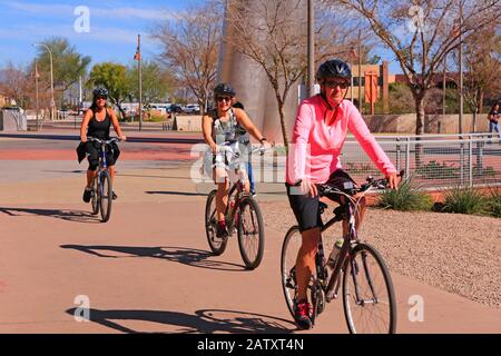 Drei Radfahrerinnen genießen die Sonne auf dem Wasserfrömer-Radweg in Scottsdale AZ Stockfoto