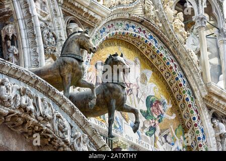 Markusbasilika in Venedig, Italien. Die Basilika di San Marco wurde im 12. Jahrhundert erbaut und ist die wichtigste Touristenattraktion Stockfoto