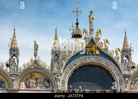 Markusbasilika in Venedig, Italien. Die Basilika di San Marco wurde im 12. Jahrhundert erbaut und ist die wichtigste Touristenattraktion Stockfoto