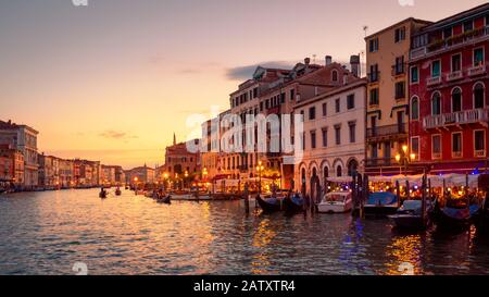 Venedig in der Sommerdämmerung, Italien. Panorama auf den berühmten Canal Grande, die berühmte Straße von Venedig. Wunderschönes Stadtbild Venedigs mit alten Häusern bei Sonnenuntergang. Landsc Stockfoto