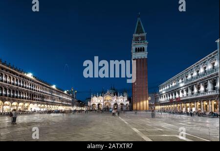 Piazza San Marco (Markusplatz) mit der Basilika San Marco und dem Campanile in der Nacht in Venedig, Italien. Dies ist der Hauptplatz von Venedig. Stockfoto
