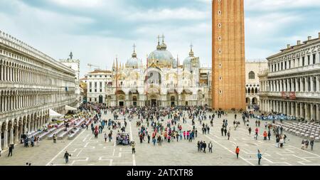 Venedig, Italien - 20. Mai 2017: Piazza San Marco oder Markusplatz in Venedig. Es ist eine der beliebtesten Touristenattraktionen Venedigs. Panoramablick auf das berühmte V Stockfoto