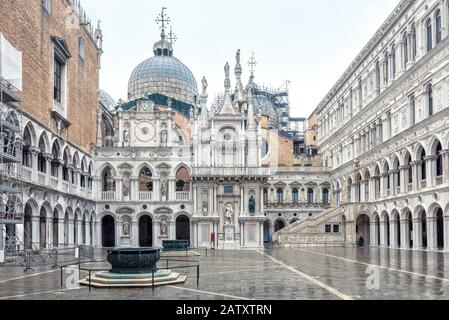 Innenhof des Dogenpalastes oder des Palazzo Ducale, Venedig, Italien. Doge's Palace ist eine der wichtigsten Touristenattraktionen Venedigs. Renaissance-Architektur Stockfoto