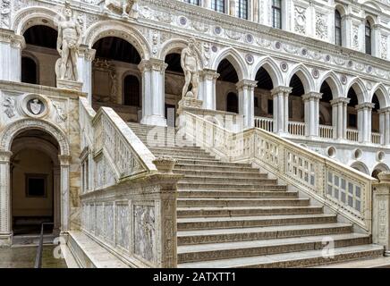 Riesentreppe des Dogenpalastes oder des Palazzo Ducale in Venedig, Italien. Es ist eine der Hauptattraktionen Venedigs. Renaissance-Architektur in Ven Stockfoto